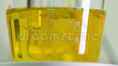 深色<strong>杂质</strong>的黄色液体，由工具宏观混合